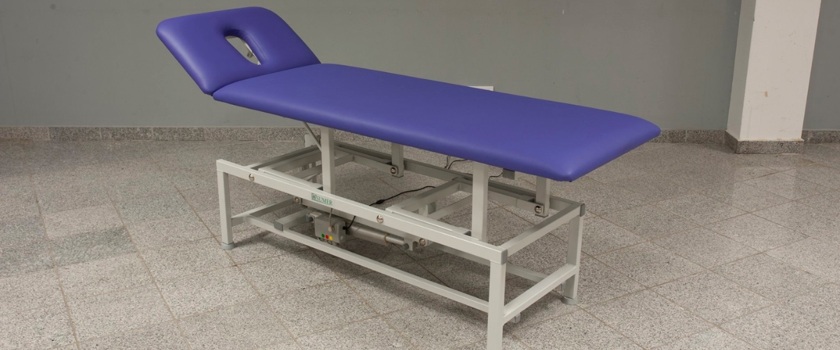 Stół rehabilitacyjny w gabinecie fizjoterapeutycznym
